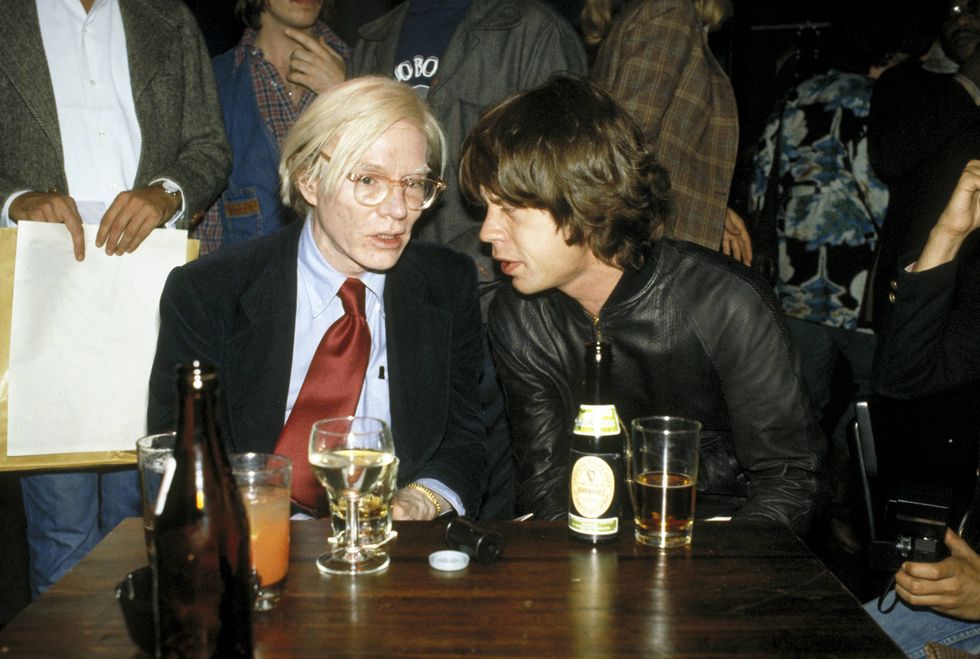 Rzadkie zdjęcia Andy’ego Warhola imprezującego ze znanymi przyjaciółmi