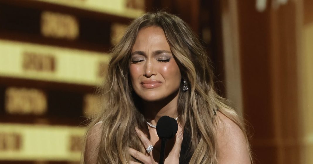 Jennifer Lopez ze łzami w oczach odbiera nagrodę pokoleniową na MTV Movie & TV Awards