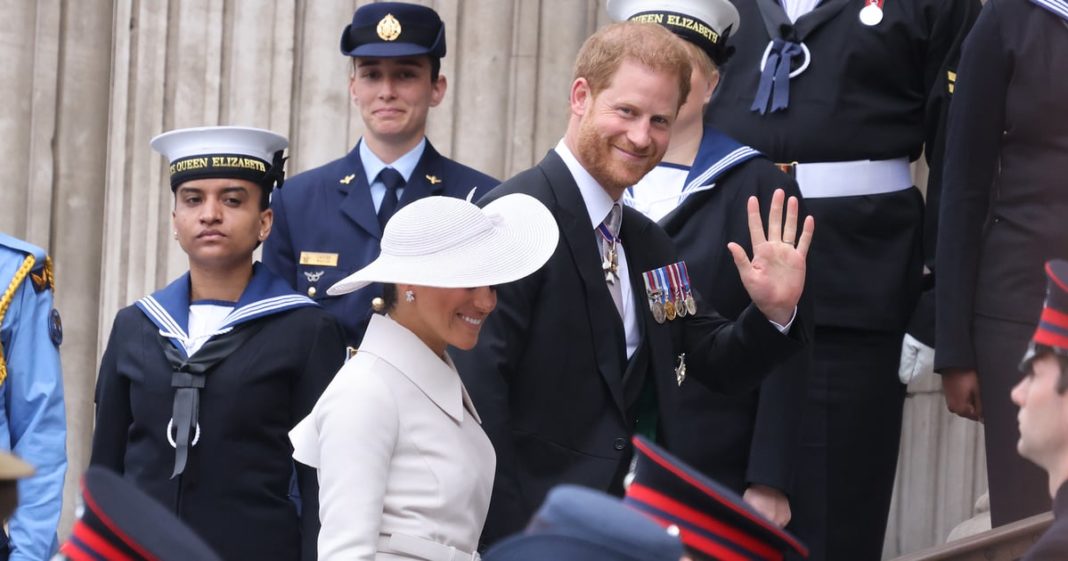 Meghan Markle i książę Harry są uśmiechnięci podczas dziękczynnego nabożeństwa królowej